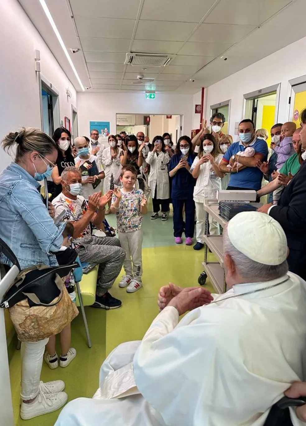 Após alta do hospital, Papa Francisco visita crianças com câncer no Hospital Gemelli