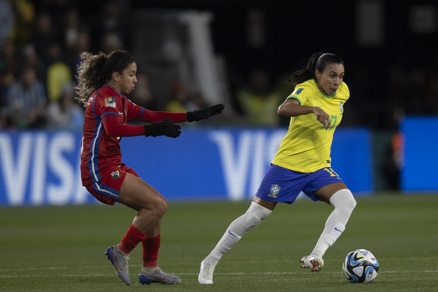 Marta começou no banco de reservas durante estreia da Copa do Mundo