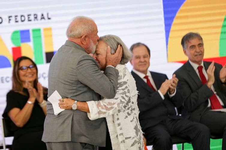 Lula cumprimenta Adele Benzaken, que recuperou condecoração revogada na gestão passada