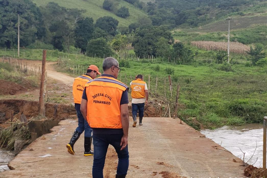 Defesa Civil de Pernambuco, em vistoria por causa das chuvas no Estado