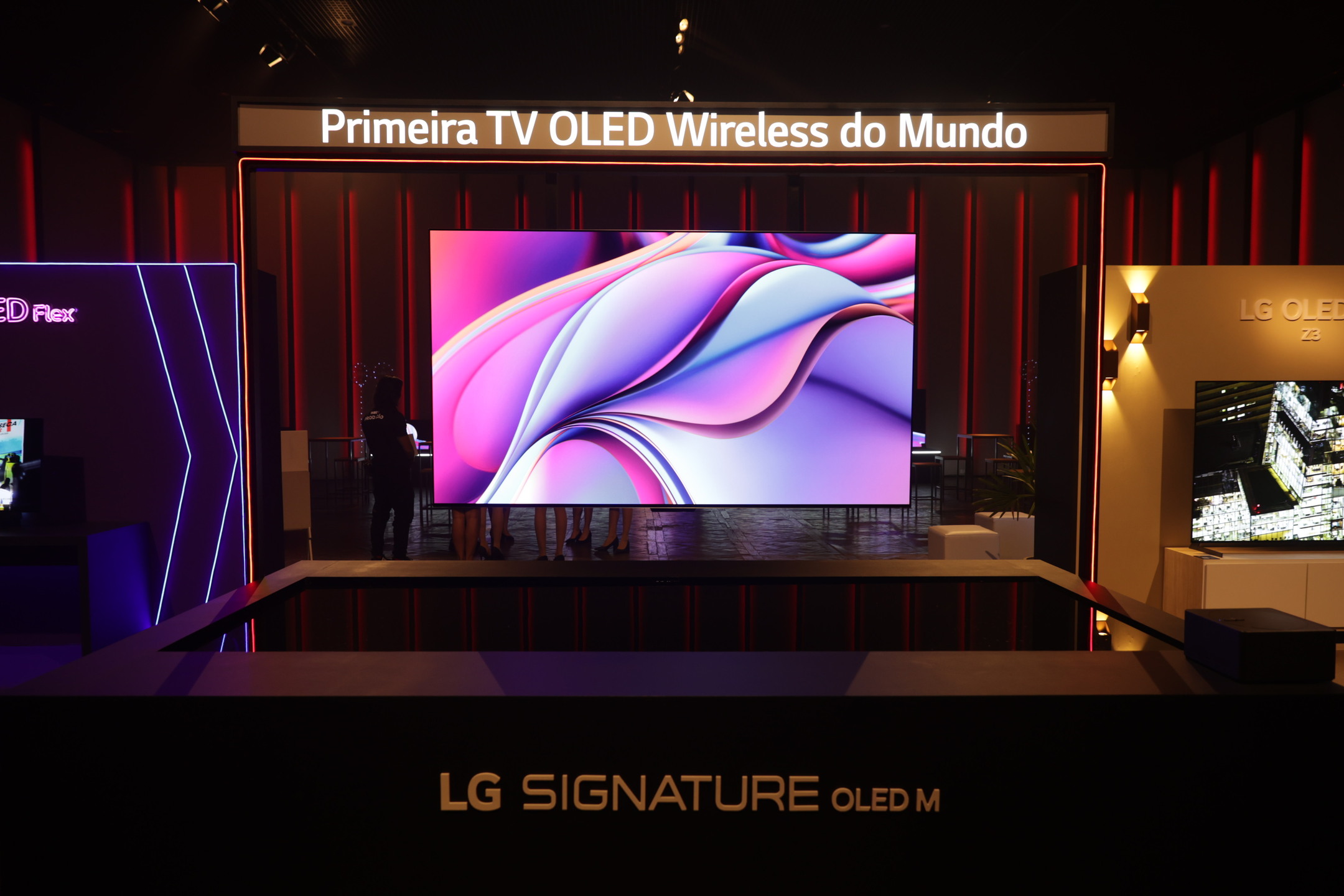  LG Signature OLED M3, apresentada pela marca como a primeira TV OLED sem fio do mundo