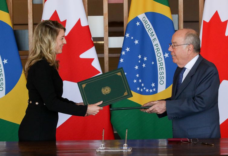 Ministra dos Negócios Estrangeiros do Canadá, Mélanie Joly, e o ministro das Relações Exteriores, Mauro Vieira