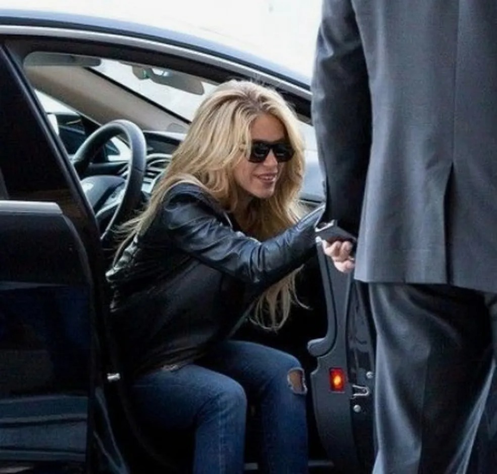 Shakira em seu Tesla