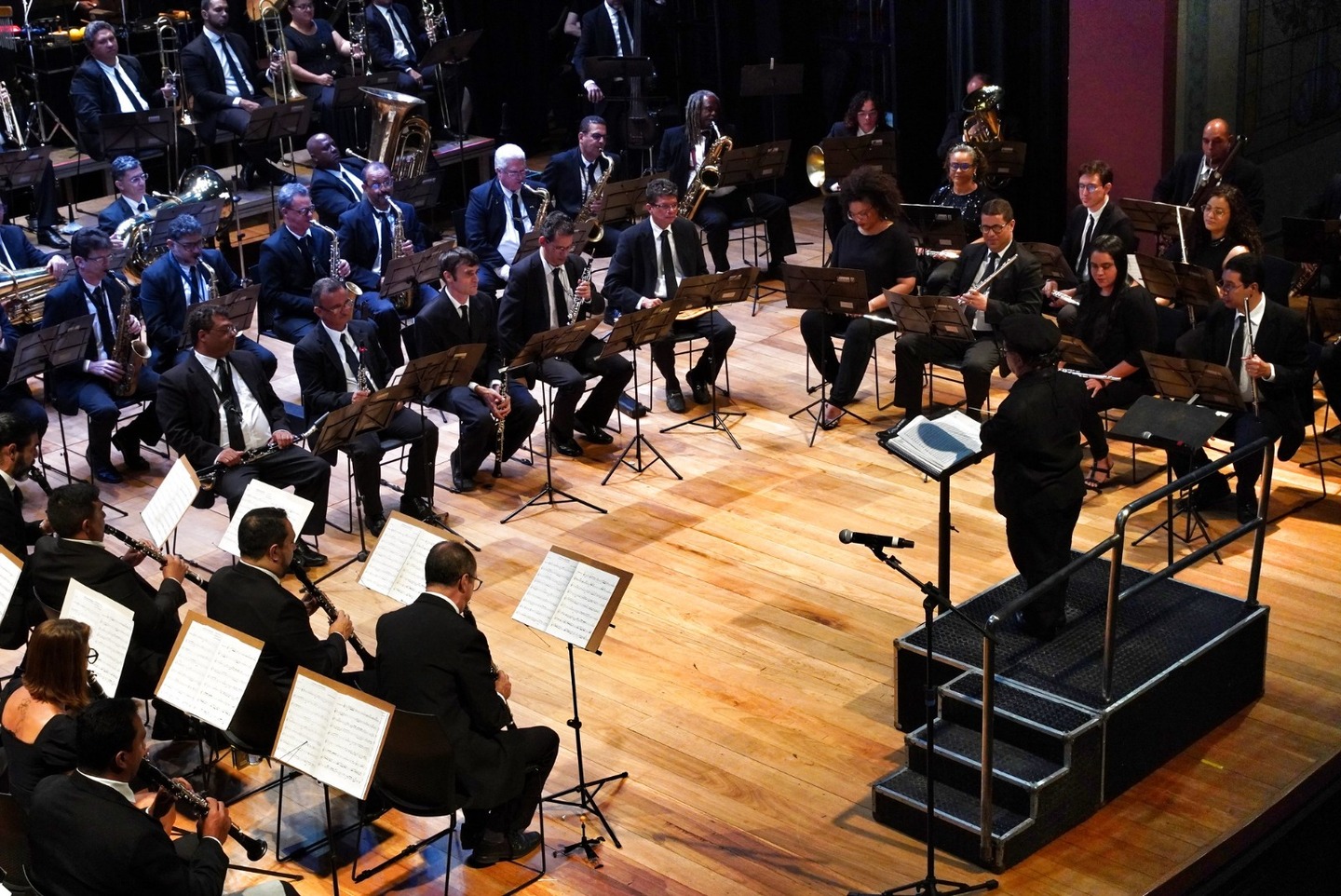 Maestro Nenéu Liberalquino regendo a Banda Sinfônica do Recife