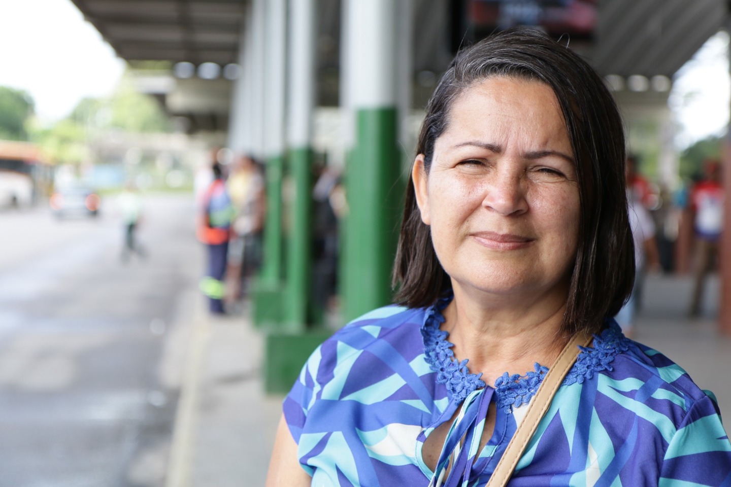 Lêda Maria aguarda ônibus para ir ao médico, no Paissandu