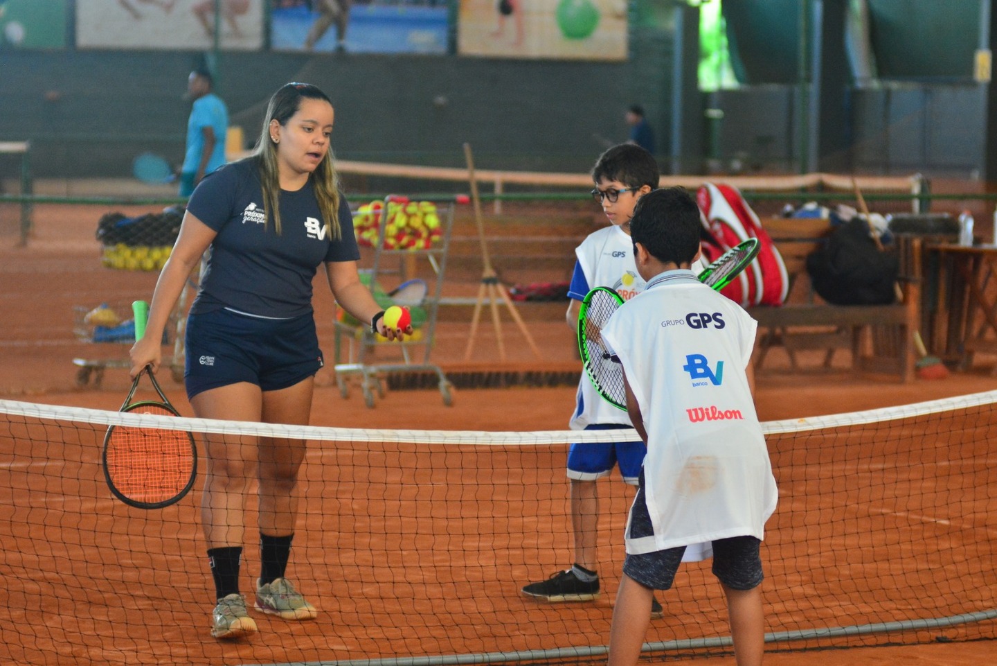 Professora Juliana Oliveira orienta alunos no Recife Tênis Clube