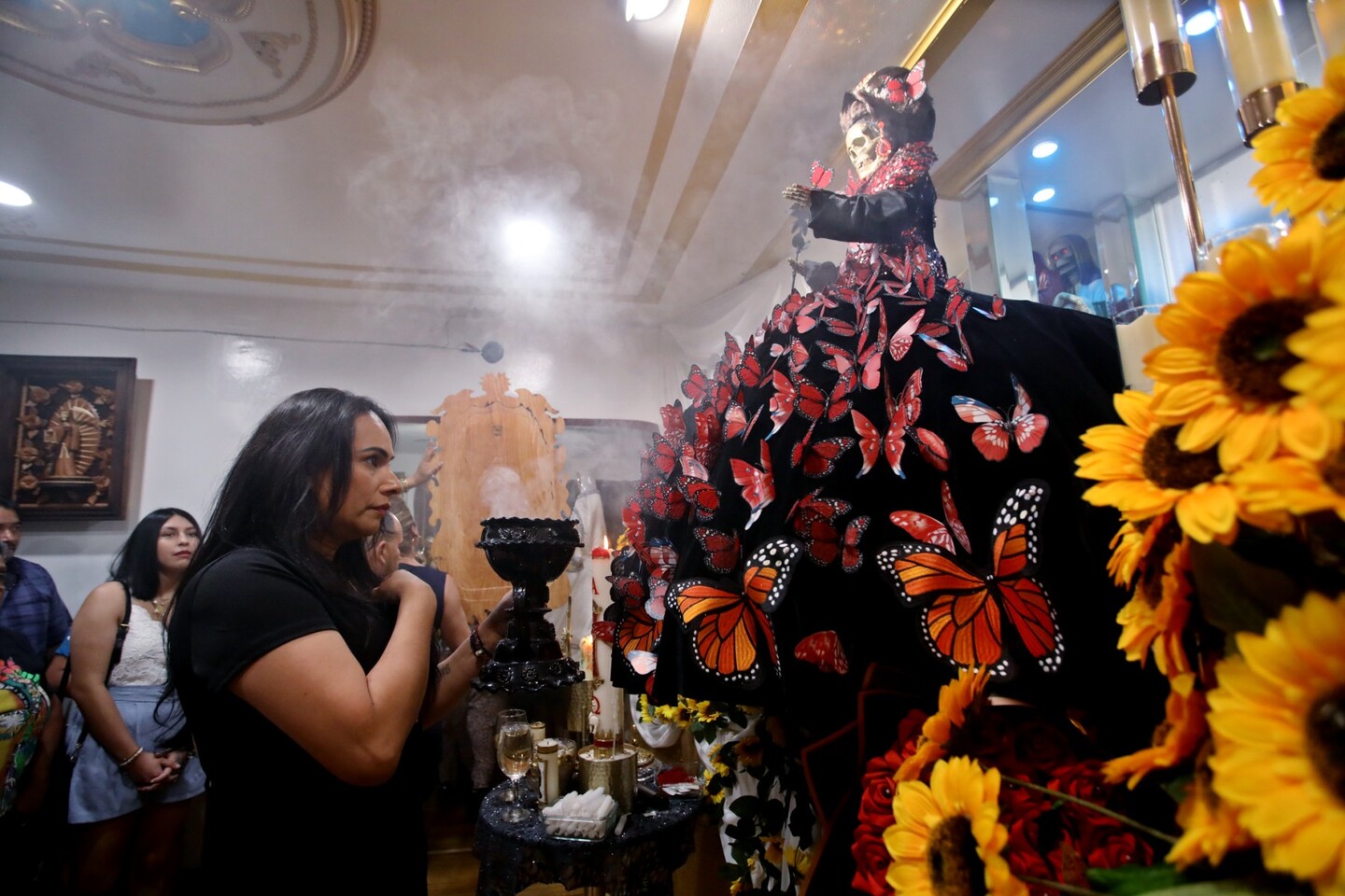 Cerimônia religiosa de Santa Muerte no bairro de Queens