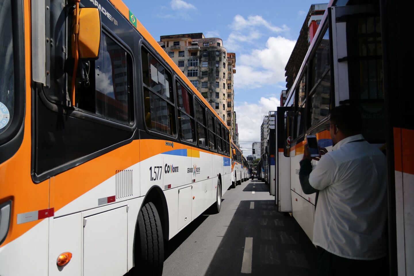 Rodoviários estacionam ônibus na Av. Guararapes em protesto contra a Urbana-PE