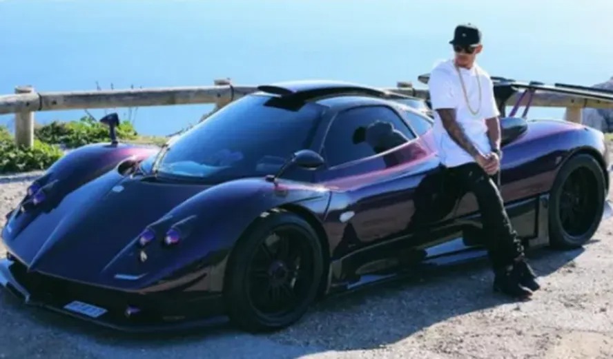 Lewis Hamilton posa com supercarro raro que vendeu por R$ 46 milhões