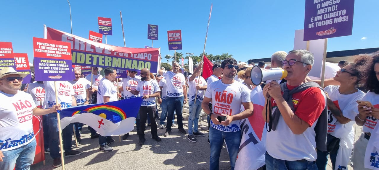 Protesto mobilizou cerca de cem metroviários do Recife