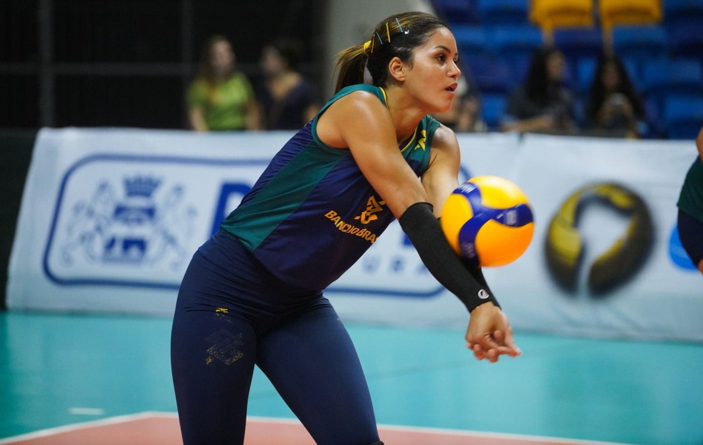 Nyeme exalta orgulho por ser única jogadora do Nordeste na seleção  brasileira feminina de vôlei - Folha PE