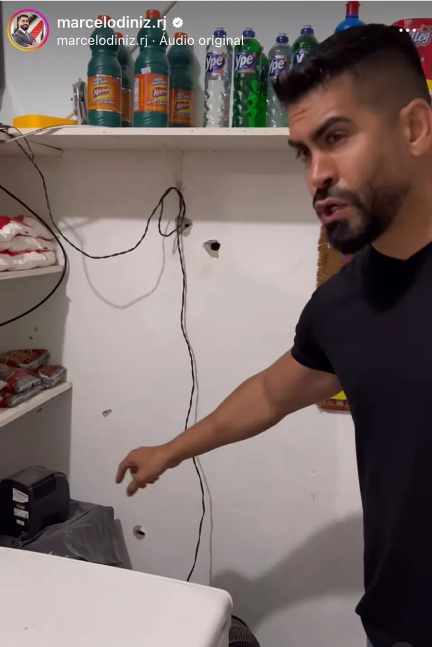 Vereador Marcelo Diniz mostra os tiros nas paredes do imóvel