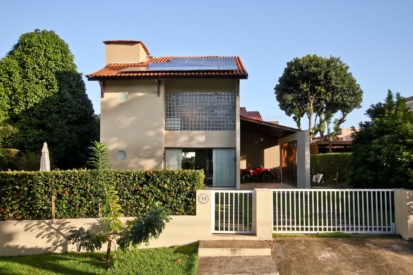 Placas de energia solar instaladas  na residência de Pedro Paulo  Cavalcanti, em Aldeia