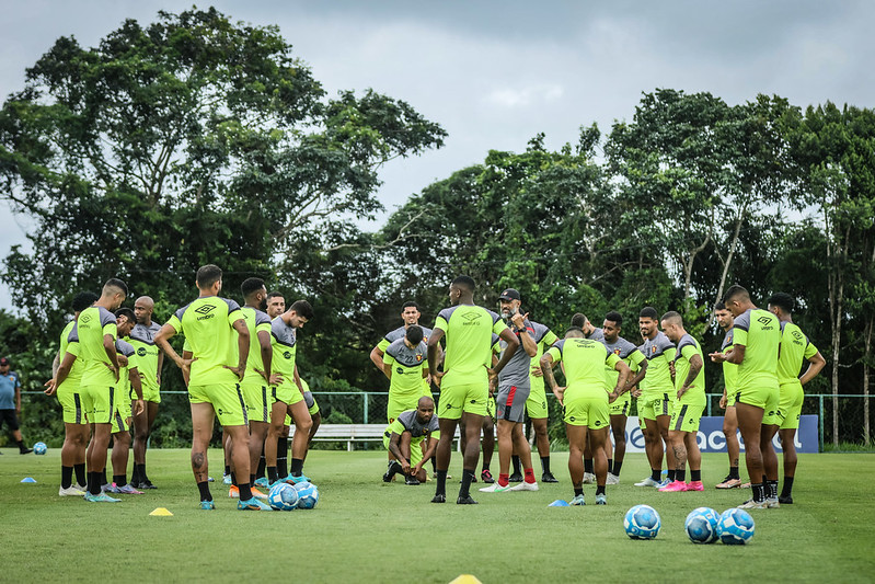 Diego Souza, ao fundo, durante treino desta quinta-feira (7)