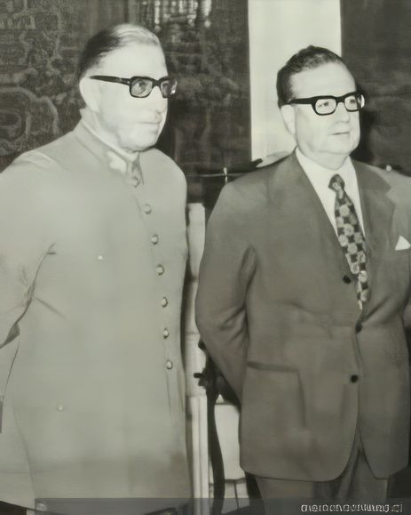 Pinochet (à esquerda) e Allende (à direita) durante cerimônia de nomeação de Pinochet como comandante-chefe do Exército 