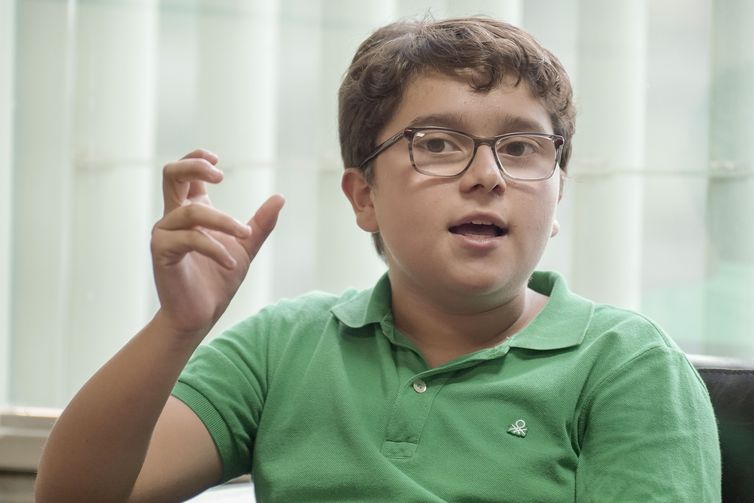 Francisco Vera, ativista infantil colombiano, apresenta à ministra do Meio Ambiente, Marina Silva, demandas relacionadas aos direitos das crianças em relação às mudanças climáticas