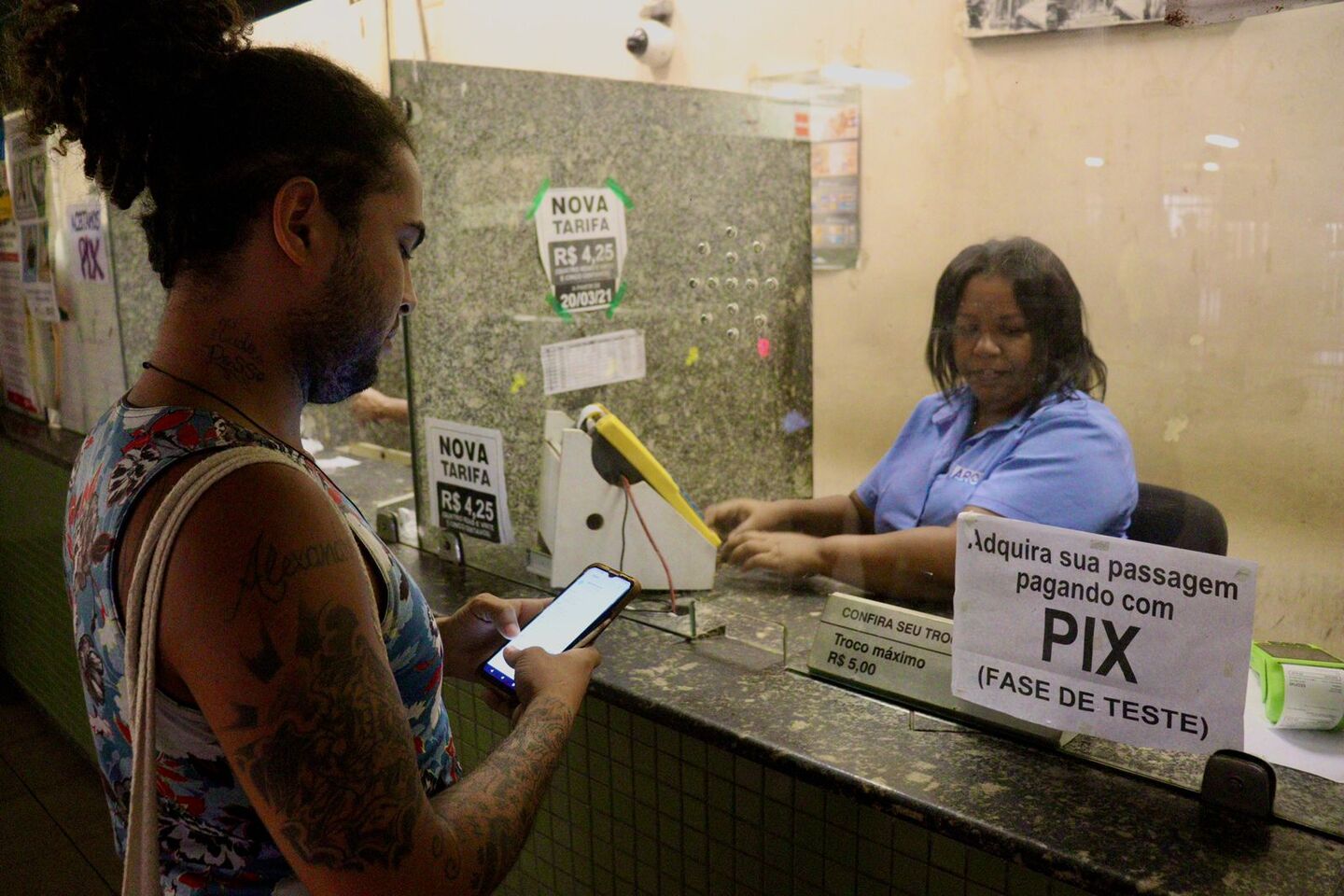 Passageiro pagando com PIX, na estação de metrô