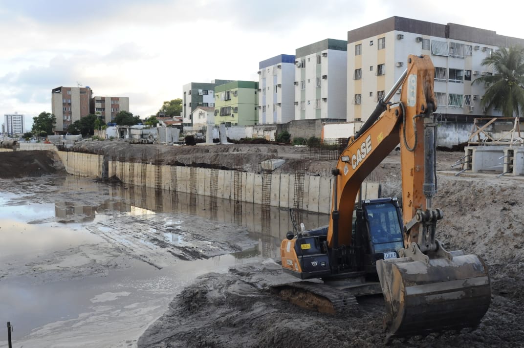 Obras no Canal do Fragoso em Olinda.