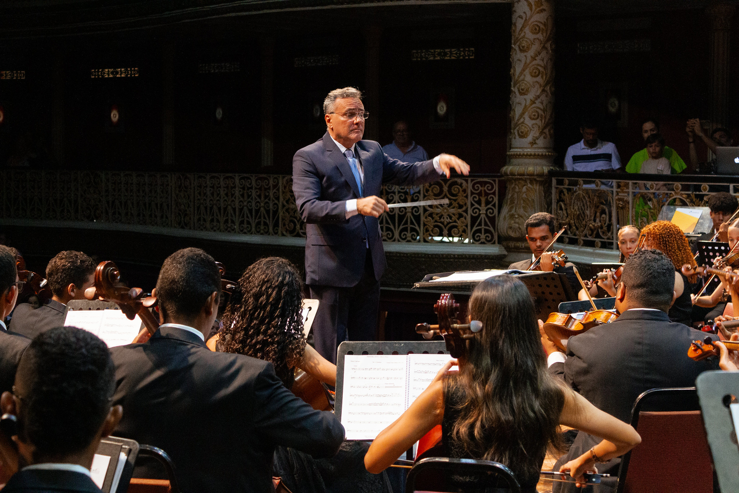 Maestro José Renato Accioly rege apresentação da Orquestra Criança Cidadã