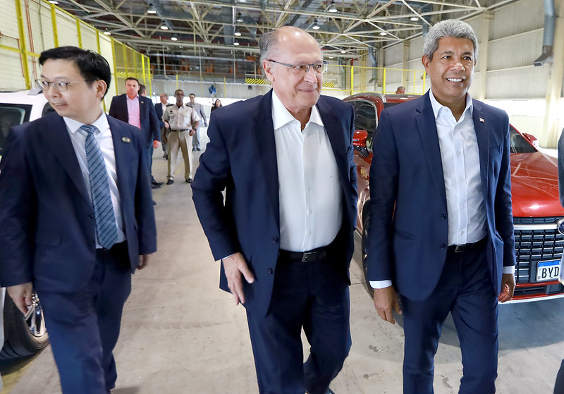 O CEO Wang Chuanfu, o vice-presidente Geraldo Alckmin e o governador Jerônimo Rodrigues participaram do lançamento da pedra fundamental da BYD, que vai produzir carro elétrico e híbrido no Brasil