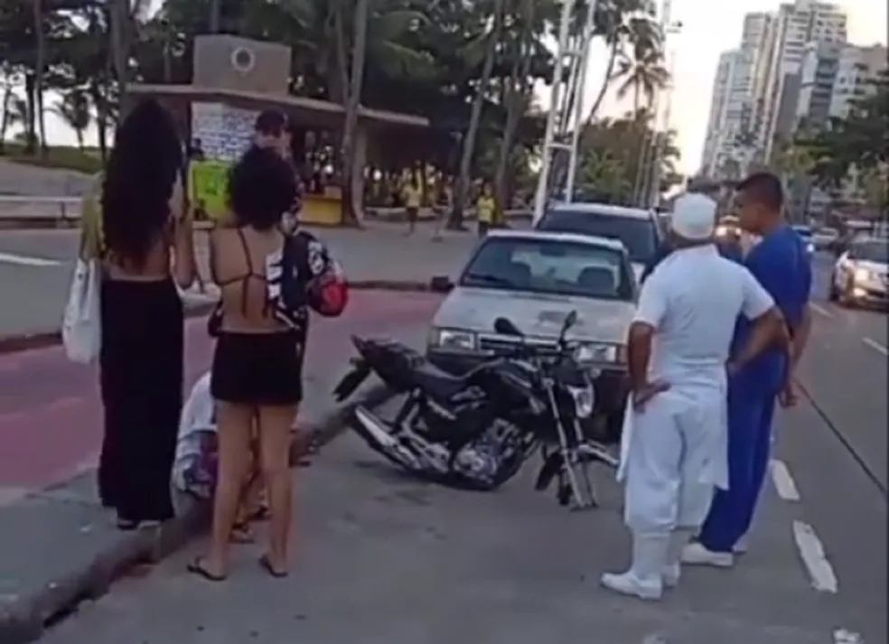 Moto sem os pneus em Boa Viagem, na Zona Sul do Recife