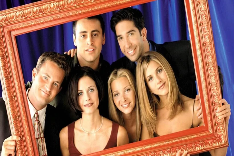 Matthew Perry, na foto na época de Friends, morreu aos 54 anos