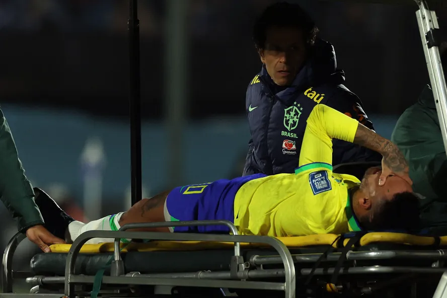 Neymar rompeu ligamento do joelho direito e recuperação levou mais de um ano 