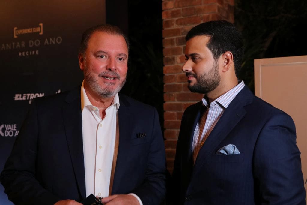 Presidente do Grupo EQM - do qual faz parte a Folha de Pernambuco -, Eduardo de Queiroz Monteiro, cumprimenta André Farias pelo evento Jantar do Ano
