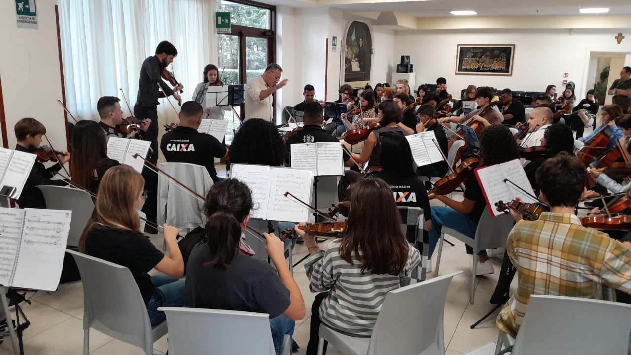 Orquestra Criança Cidadã fez ensaio em terras romanas, nesta quarta (1), antes de série de apresentações