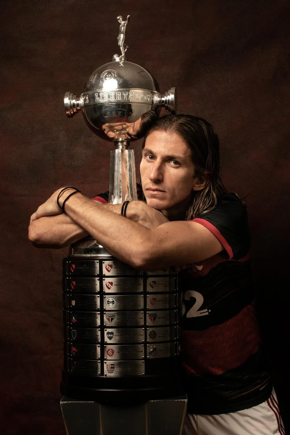 Filipe Luís com a taça da Libertadores