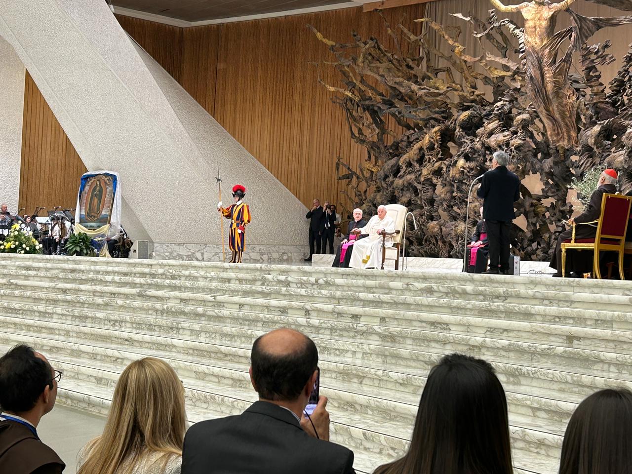 Orquestra Criança Cidadã no Vaticano, diante do Papa Francisco