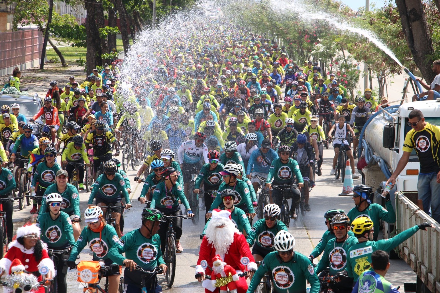 Jatos de água ajudaram a refrescar o calor dos participantes da pedalada. 