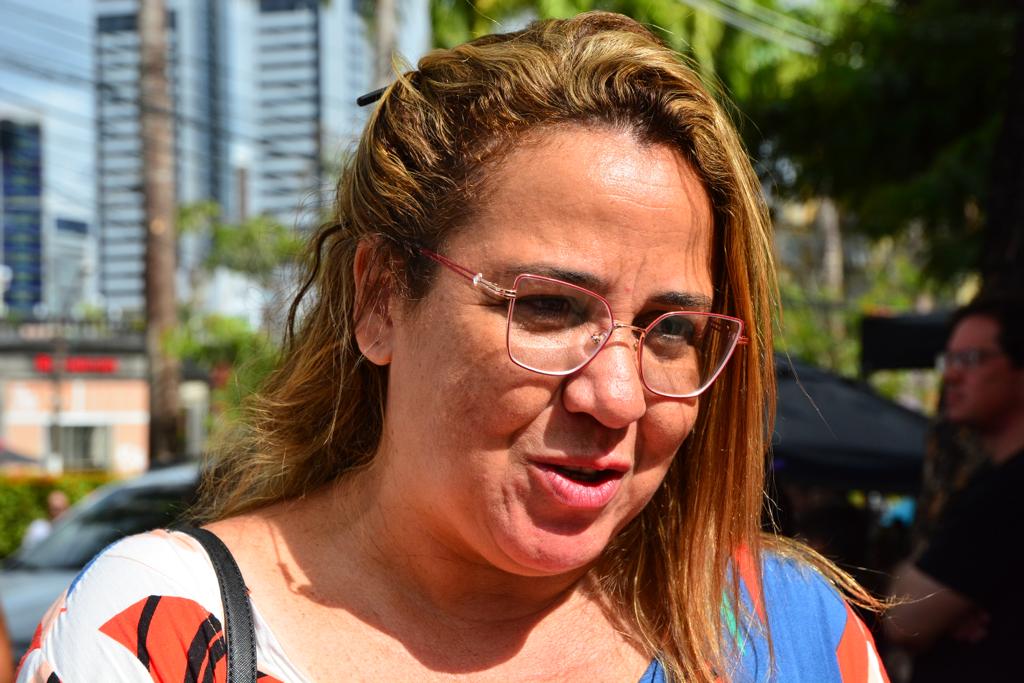 A engenheira Luciana Barbosa acompanhou o filho até o prédio da Poli