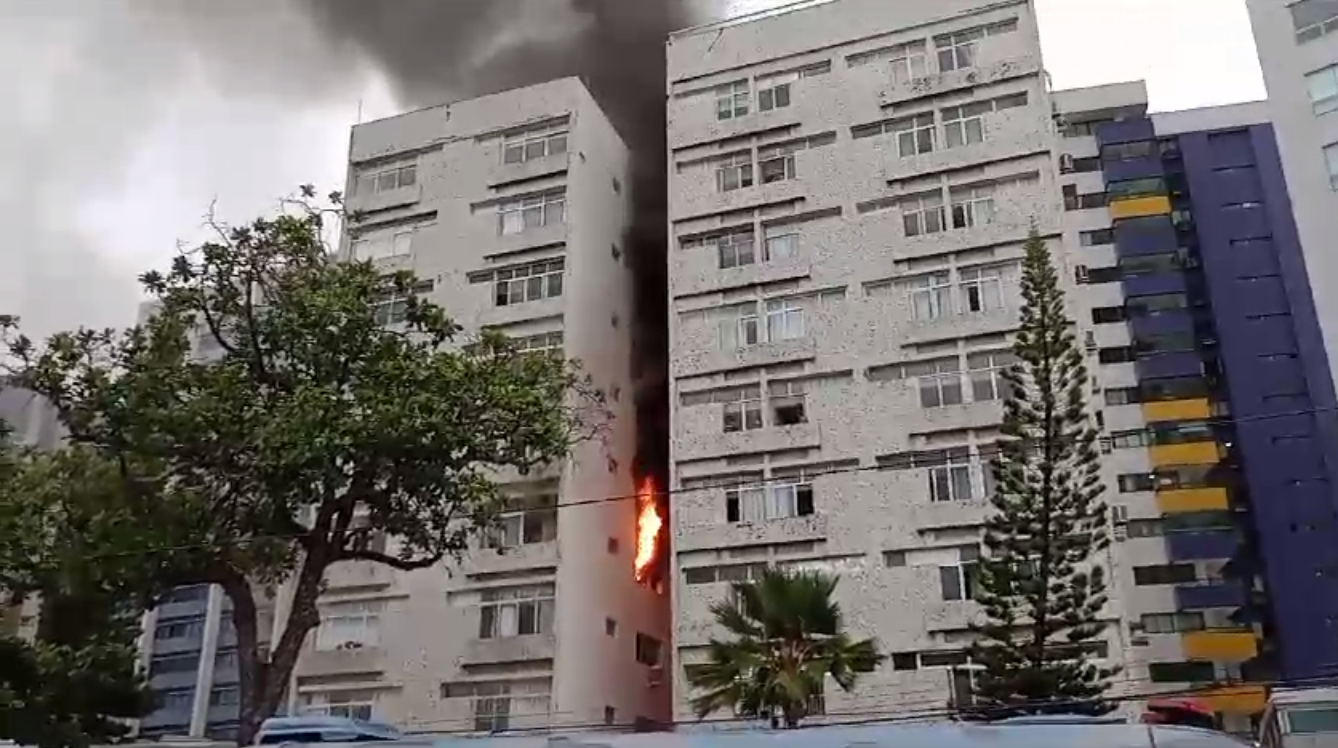 Incêndio atingiu apartamento nesta terça-feira (19)