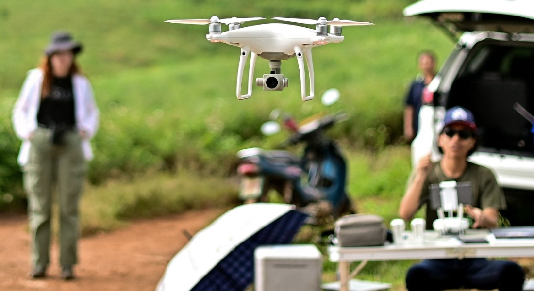 Equipe lançando o drone para vistoriar a floresta