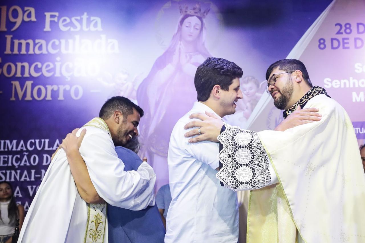 Prefeito João Campos, com a mãe, Renata Campos, com padres do Morro da Conceição