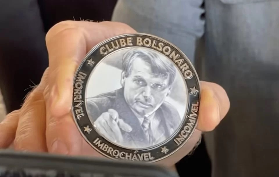 Medalha entregue por Bolsonaro a Neymar