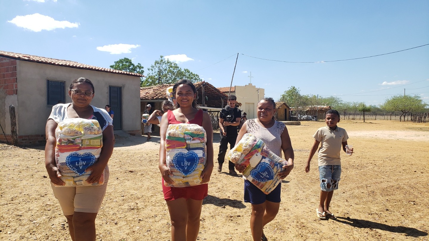 Entrega de cestas básicas no interior