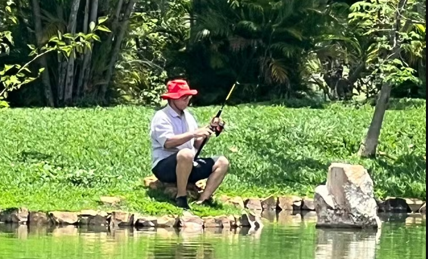 O ministro do Trabalho, Luiz Marinho, durante pescaria com Lula no Palácio da Alvorada 