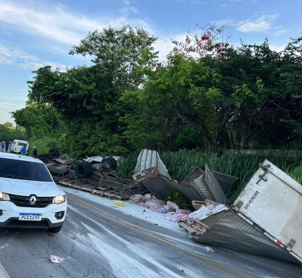 Após acidente, carroceria de veículos ficaram destruídas