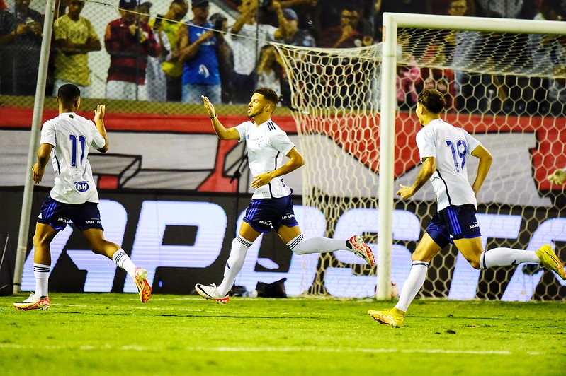 Guilherme Meira comemora gol da classificação