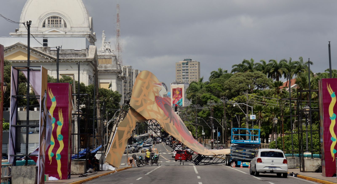 Pórtico carnavalesco despencou na cabeceira da Ponte Buarque de Macêdo - Júnior Soares/Folha de Pernambuco