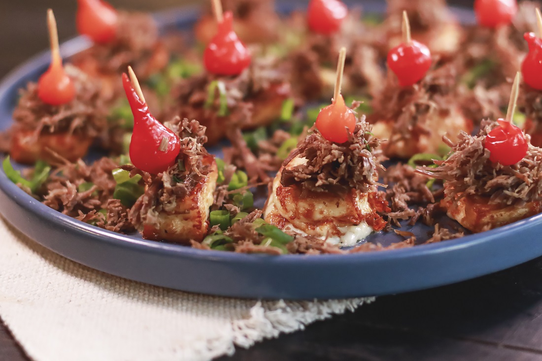 Petisco com queijo de coalho e carne é sucesso