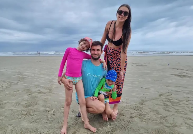 Na foto: Giovana de rosa, Vinícius de azul, Lucas no colo do pai e Bruna, mãe das crianças, em pé 