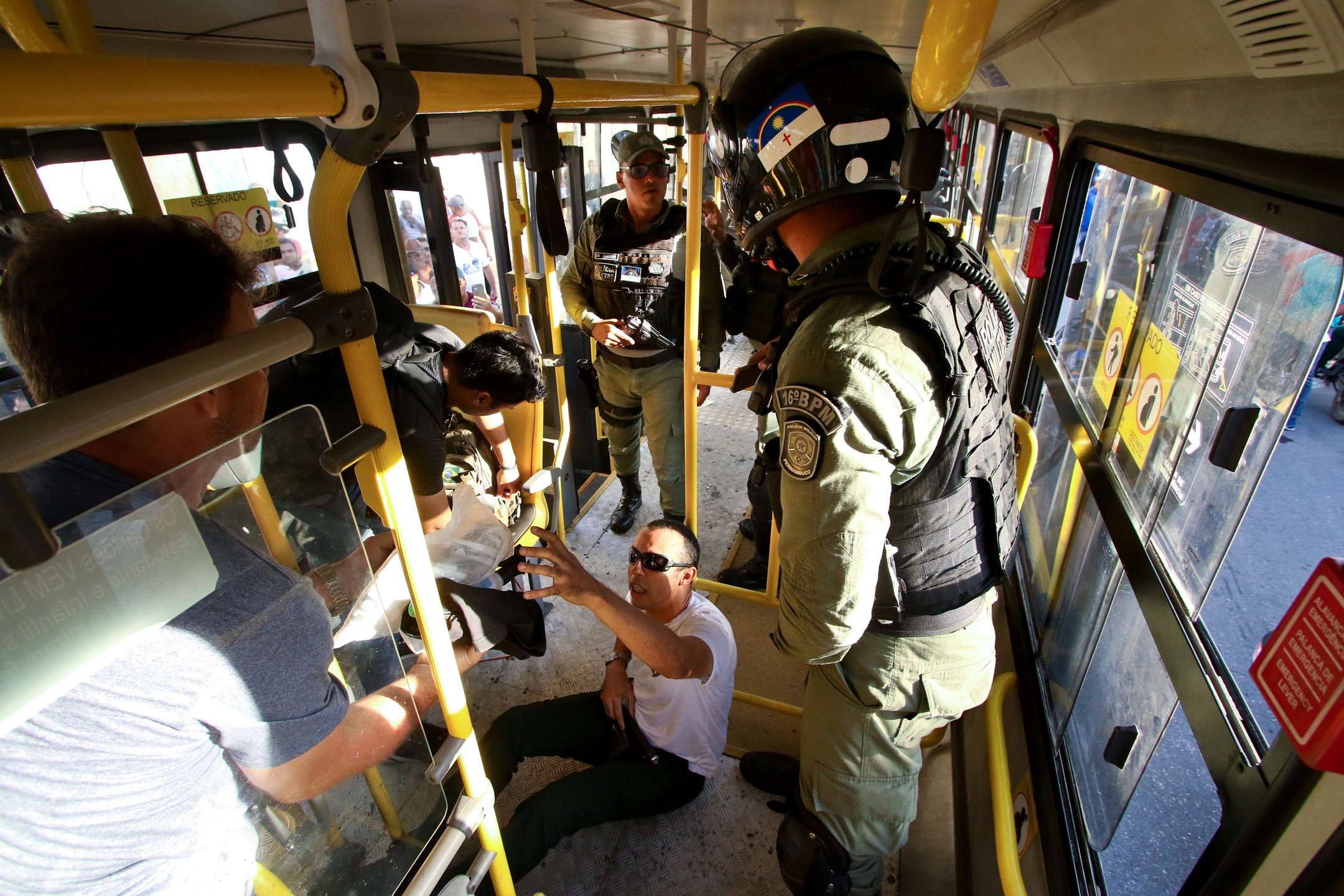 Policiais imobilizam o motorista que ameaçava grevistas com uma faca