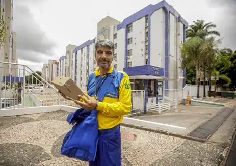 O carteiro Antônio Edson Lucas Vieira ainda vê a expectativa das pessoas ao entregar cartas e encomendas