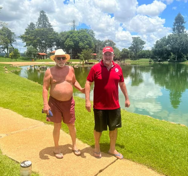 Lula e o ministro Paulo Pimenta durante pescaria no Palácio da Alvorada 