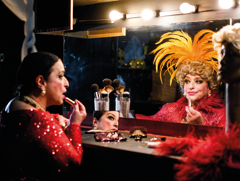 Grace Gianoukas interpreta Dercy em espetáculo