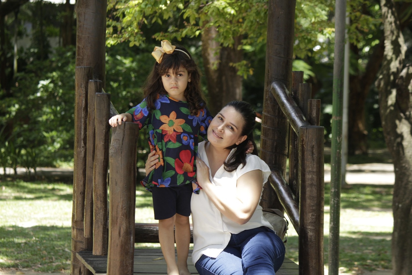 Poliana de Souza e sua filha Léia brincando no Parque da Jaqueira 