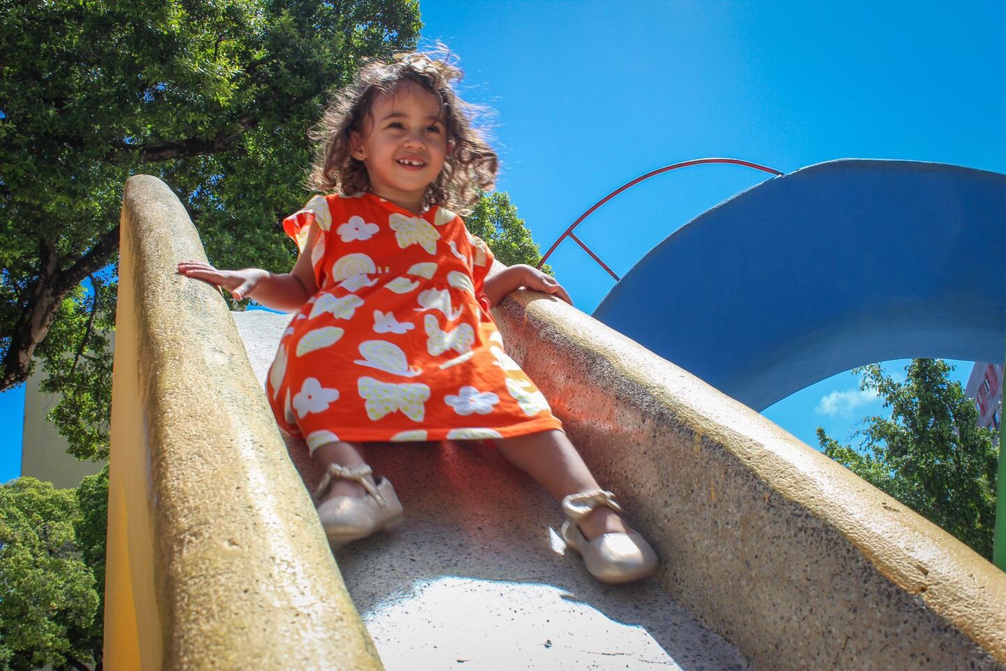 Pequena Laura se diverte no escorregador, no Parque 13 de Maio, no Recife